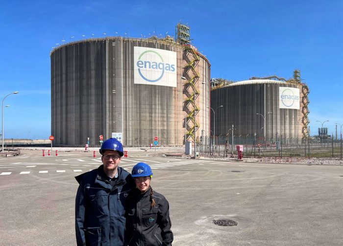 Lucía González and Xandru Orejudo, Operators at El Musel Plant