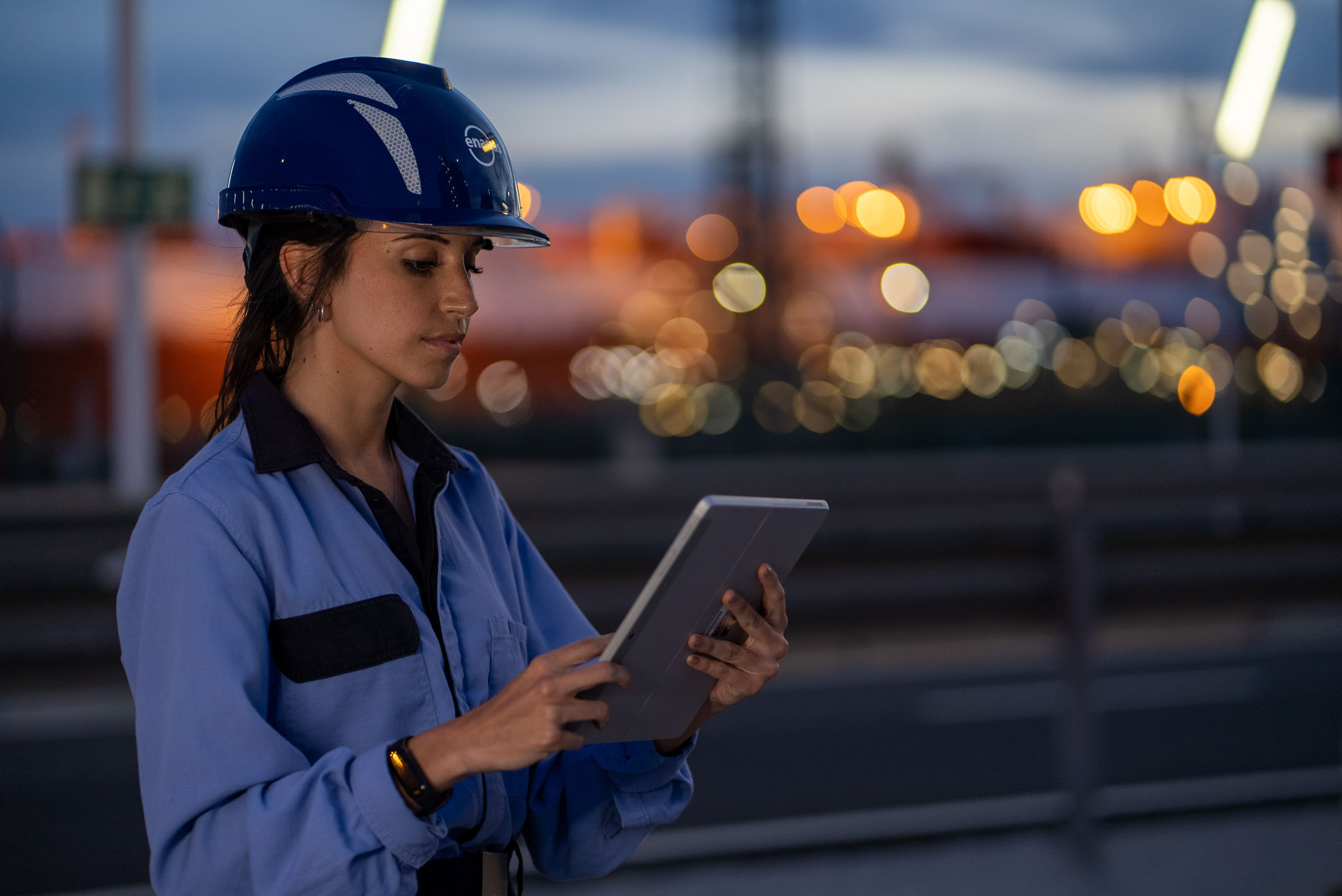 Female operator managing tasks at an Enagás terminal