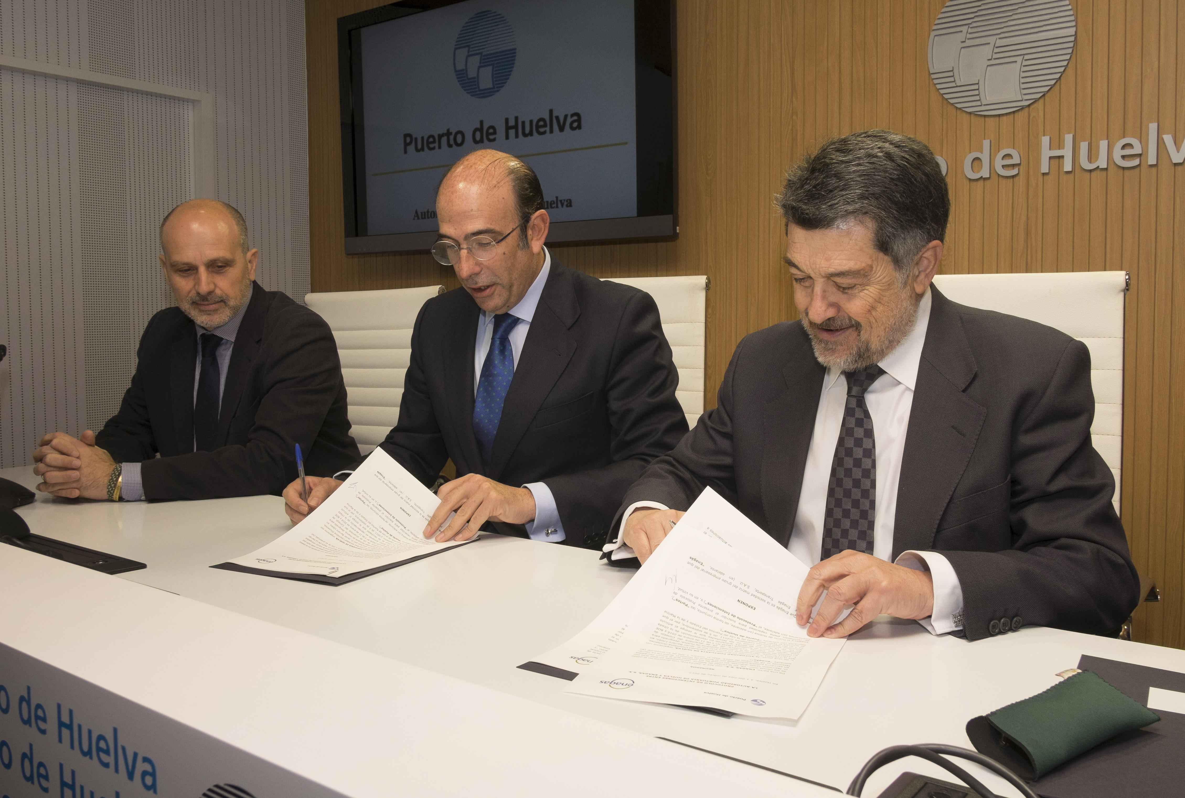 Enagás professionals and partners celebrate the signing of the agreement