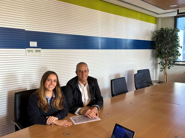 Ángela Rodríguez, Técnica de Mantenimiento, y Juan del Olmo, Gerente de la Planta de Huelva