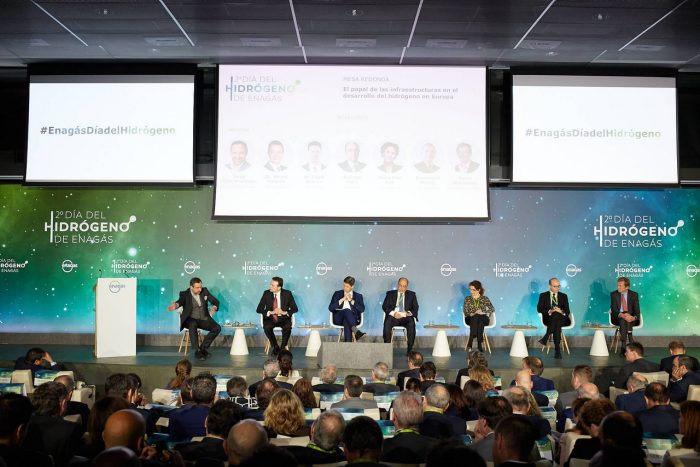 Ponentes en la mesa redonda "El papel de las infraestructuras en el desarrollo del hidrógeno en Europa" del 2º Día del Hidrógeno de Enagás