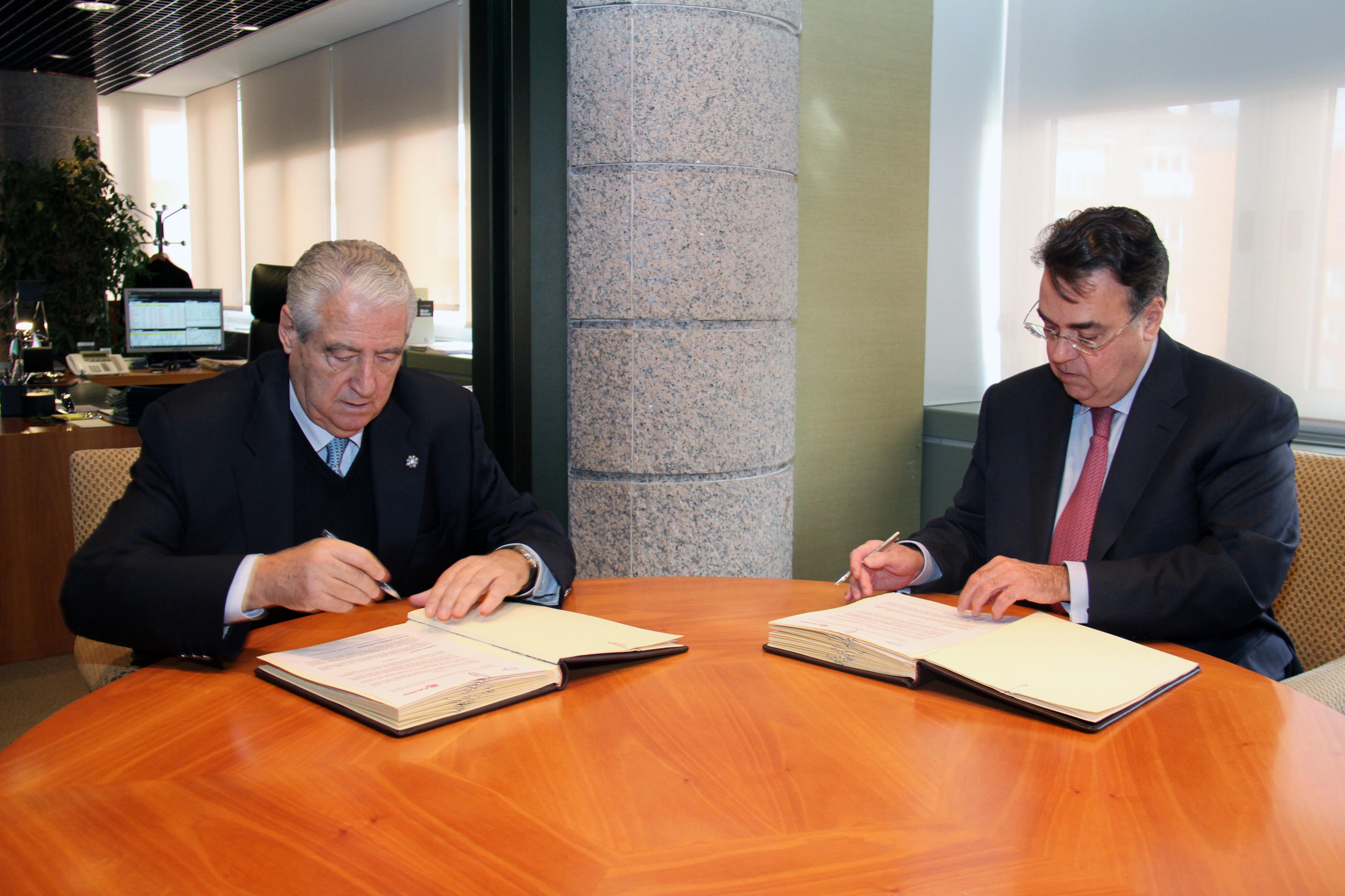 El Presidente de Enagás firmando un documento oficial