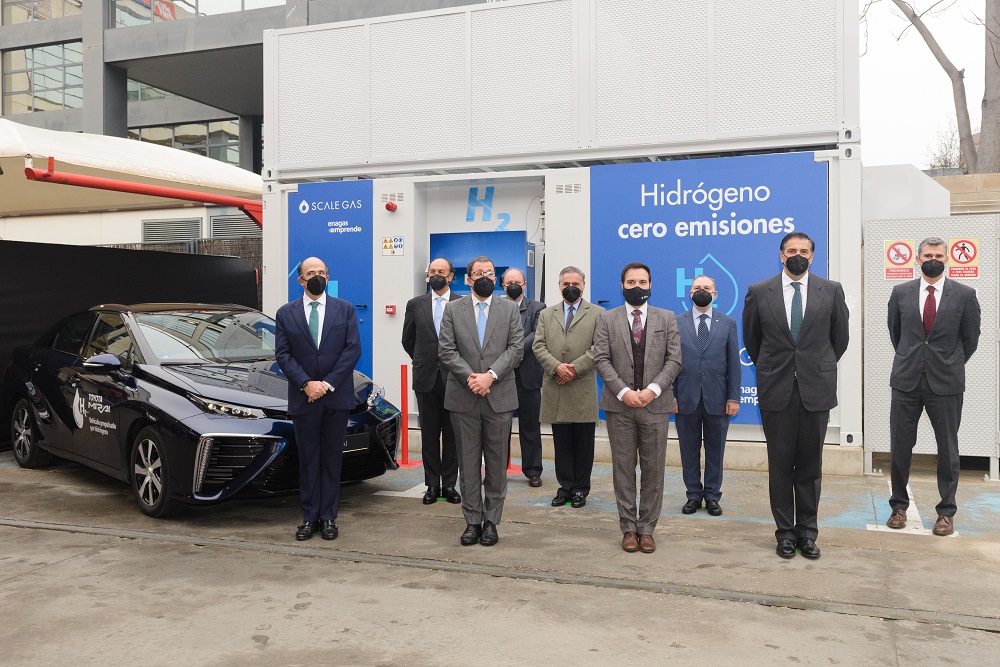 Foto de grupo en la inauguración de una estación de hidrógeno