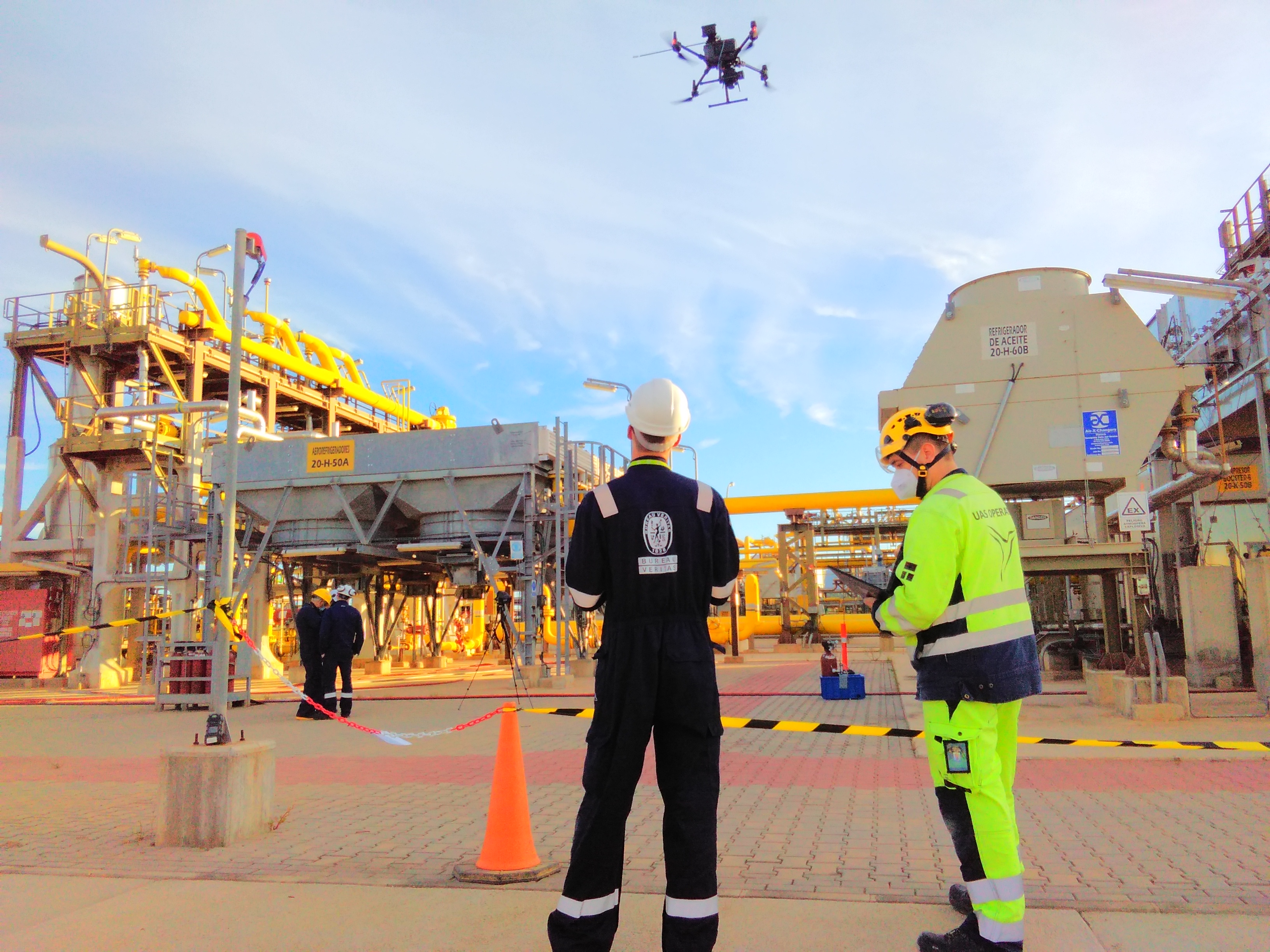 Investigadores realizando pruebas con un dron en una infraestructura de Enagás