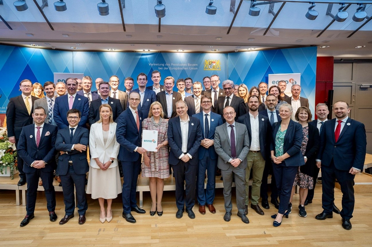 Foto de grupo en la ceremonia de entrega a Kadri Smson de los principios generales de los estatutos y reglas internas de ENNOH