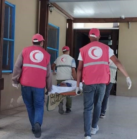 Personas ayudando en un terremoto