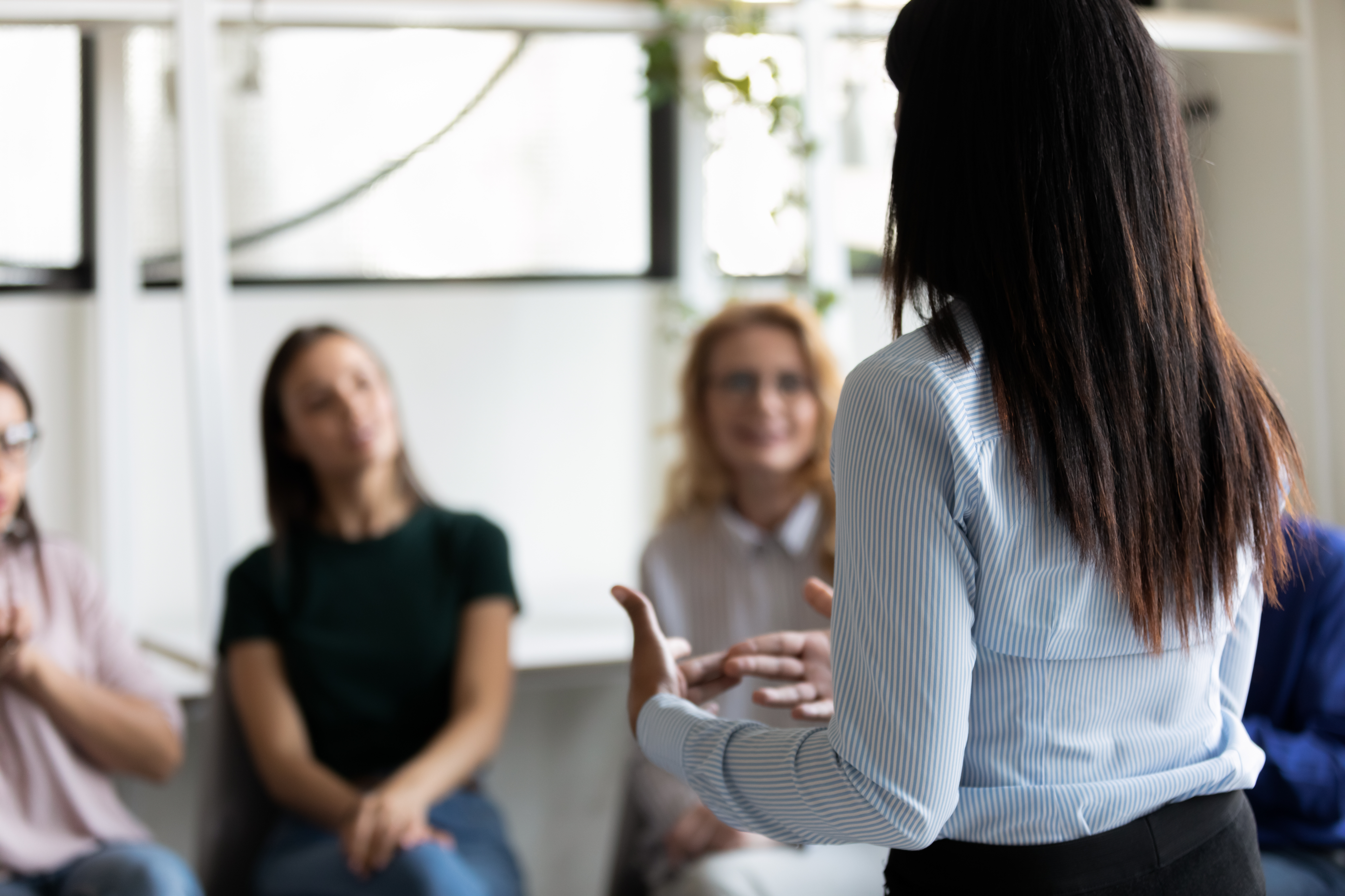 Mujer dando una charla a otras