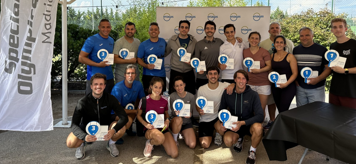 Imagen del equipo de empleados durante un torneo solidario